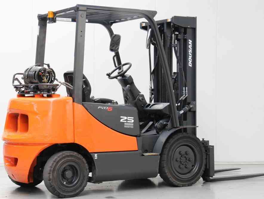 Вилочный газбензиновый погрузчик Doosan G25E-5