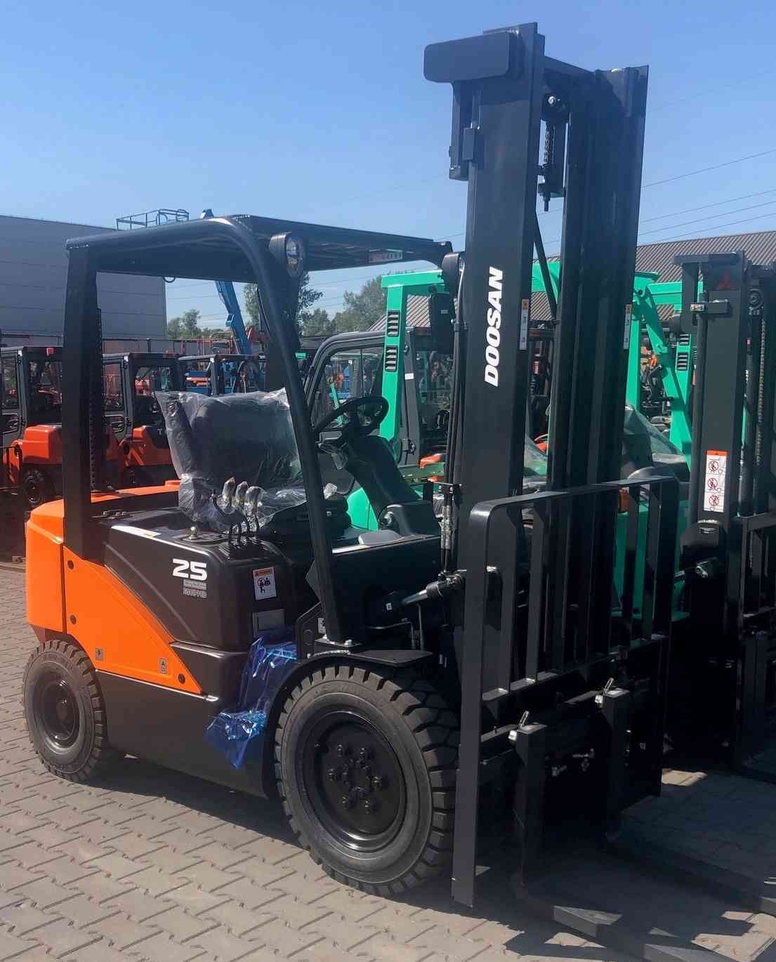 Дизельный погрузчик Doosan D25S-7